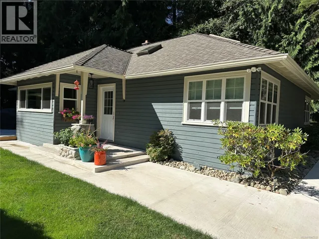 324 Chester Rd, Qualicum Beach, British Columbia V9K1B9