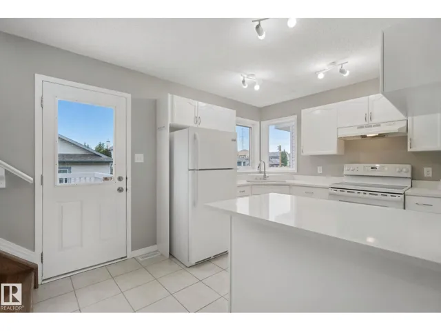 3104 32 AV NW, Edmonton, Alberta T6T1X3