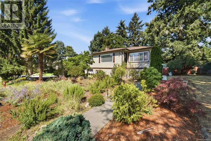 1232 Pearce Cres, Saanich, British Columbia V8X3S9