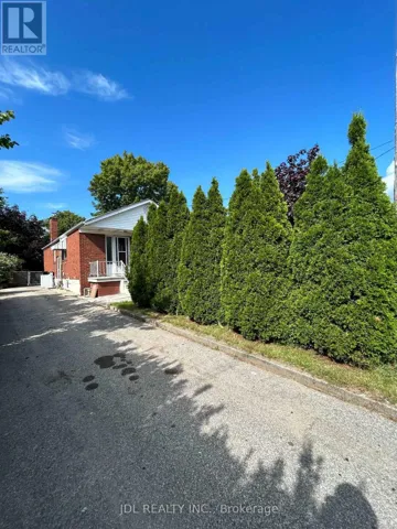 THREE-BEDROOM MAIN FLOOR - 8 HIGHWOOD AVE AVENUE, Toronto (Wexford-Maryvale), Ontario M1R2E4
