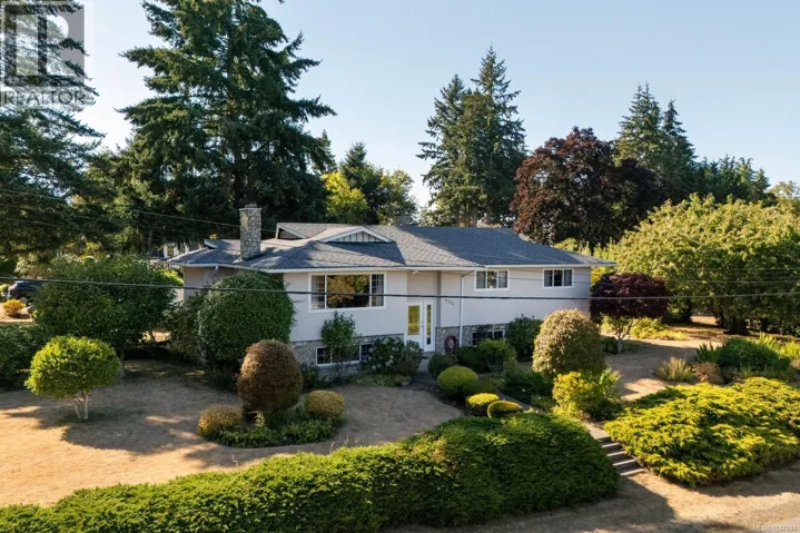 6224 Robin Way, Central Saanich, British Columbia V8Z5X8