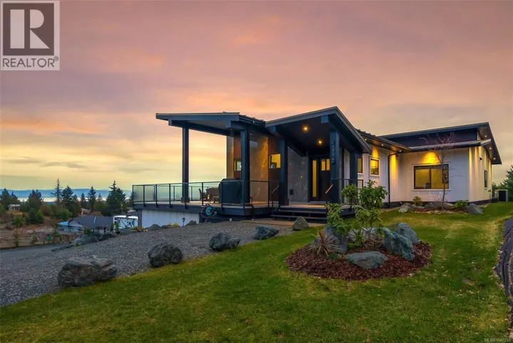 1704 Warn Way, Qualicum Beach, British Columbia V9K2S3