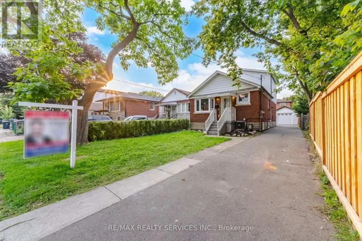 30 ELDER AVENUE, Toronto (Long Branch), Ontario M8W1S4
