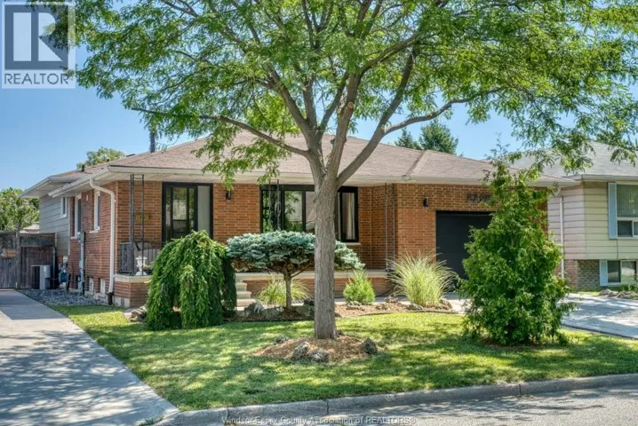 2954 RUSHTON, Windsor, Ontario N8R1M4