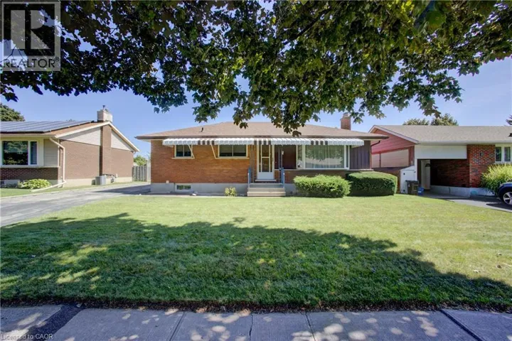 52 QUEENSTON Crescent, Kitchener, Ontario N2B2V5