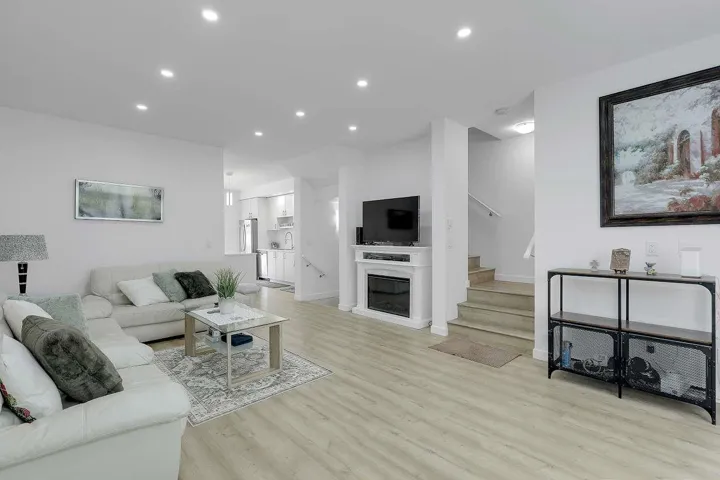 8 10433 158 STREET, Surrey, British Columbia V4N6S3