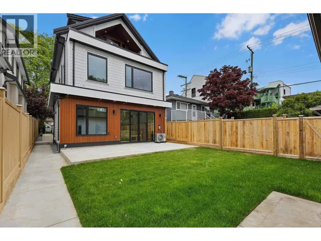 2 182 ONTARIO PLACE, Vancouver, British Columbia V5W1S2