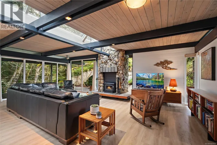 4513 Edgewood Pl, Saanich, British Columbia V8X2N8