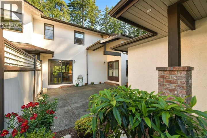3 4631 Lochside Dr, Saanich, British Columbia V8Y2S9