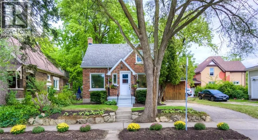 4 DUNBAR Road N, Waterloo, Ontario N2L2C7