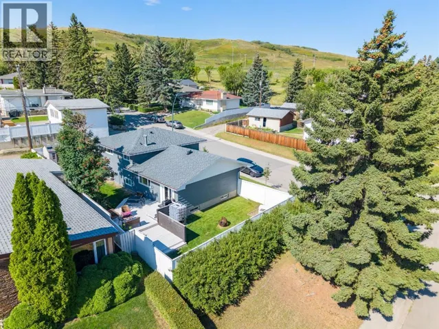 1004 Huntercove Place NW, Calgary, Alberta T2K4S3