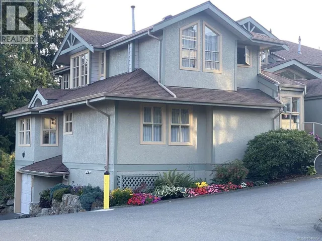 1 500 Marsett Pl, Saanich, British Columbia V8Z7J1