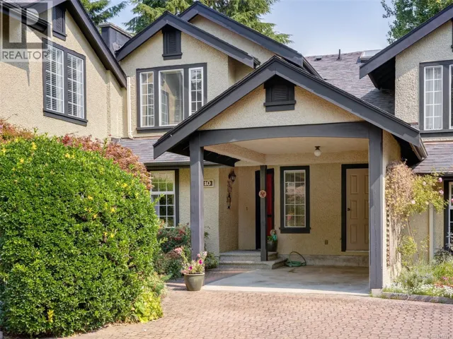 10 2566 Penrhyn St, Saanich, British Columbia V8B1G1