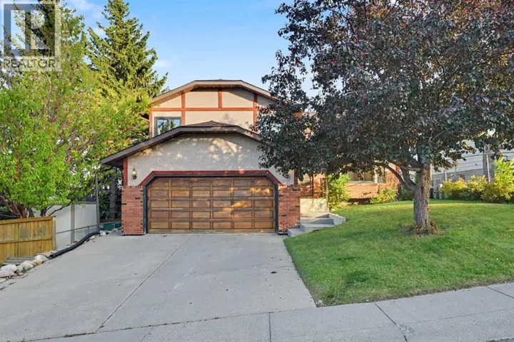71 Coach Gate Way SW, Calgary, Alberta T3H1L7