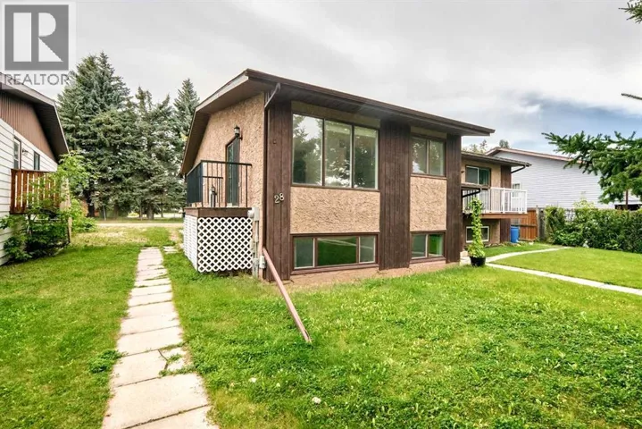 28 Woodland Drive, Lacombe, Alberta T4L1V1