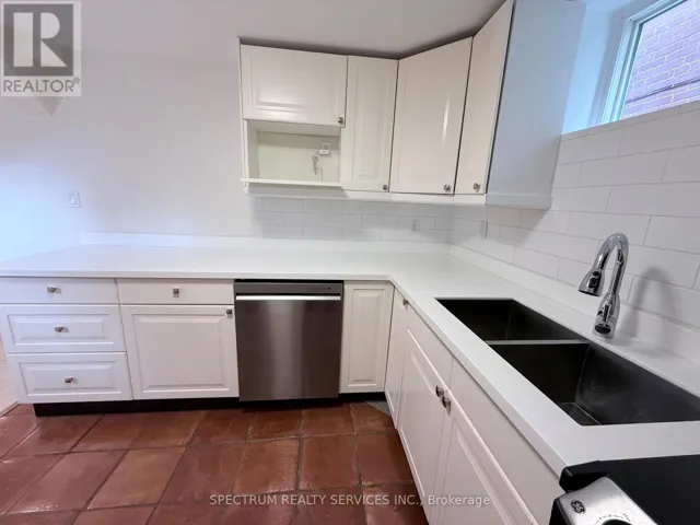 LOWER - 172 QUEENSLEA AVENUE, Toronto (Humberlea-Pelmo Park), Ontario M9N2L3