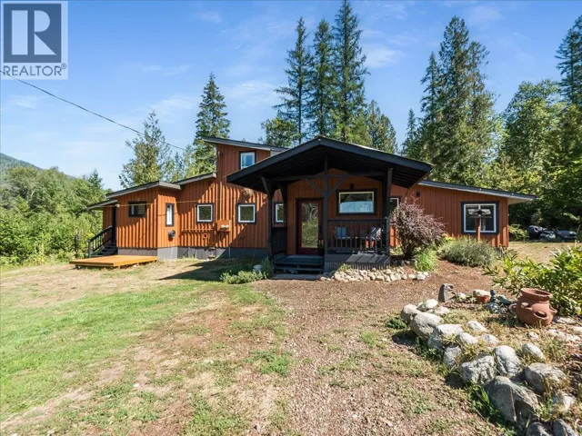 6582 Nixon Road, Appledale, British Columbia V0G2J0