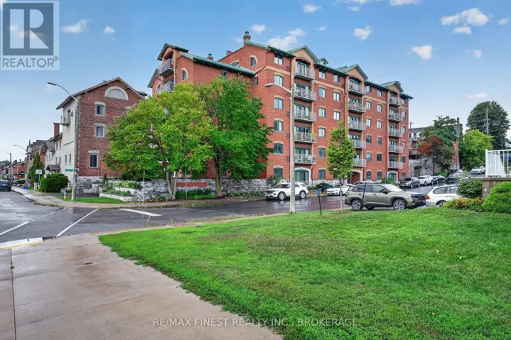 302 - 2 BAY STREET, Kingston (East of Sir John A. Blvd), Ontario K7K6T7