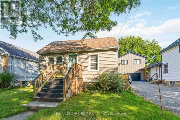 37 MAPLECREST AVENUE, St. Catharines (Burleigh Hill), Ontario L2T1A7