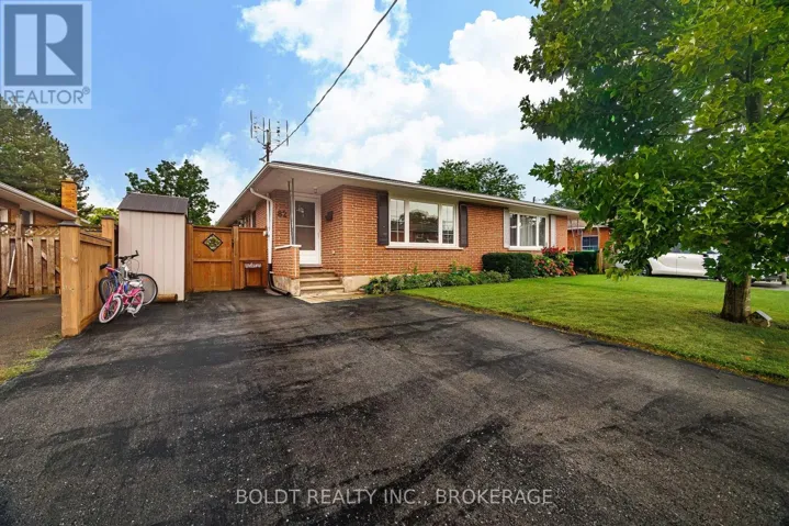 82 WILDWOOD ROAD, St. Catharines (Port Weller), Ontario L2M1C8