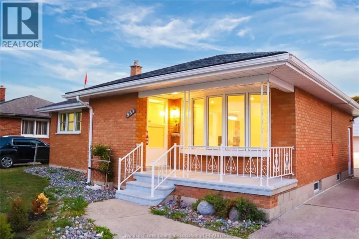 951 RIVERDALE, Windsor, Ontario N8S4C4