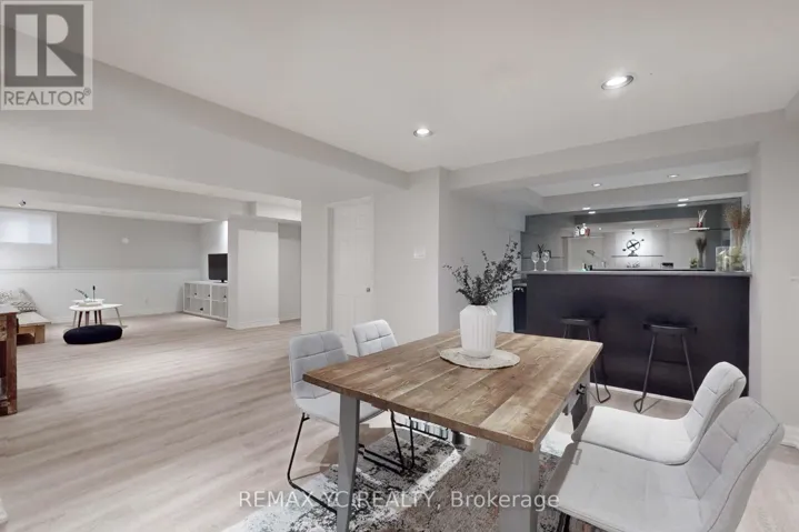 LOWER - 4 THEOBALDS CIRCLE, Richmond Hill (Mill Pond), Ontario L4C9E3