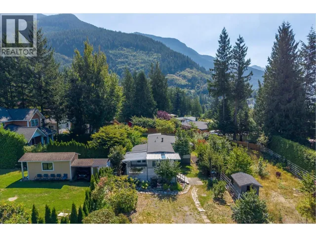 827 MINATY LANE, Britannia Beach, British Columbia V0N1J0
