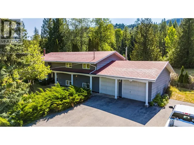 1076 COLUMBIA GARDENS Road, Fruitvale, British Columbia V0G1L1