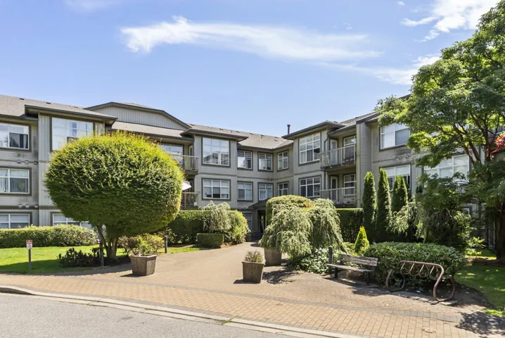 212 14885 105 AVENUE, Surrey, British Columbia V3R2V6