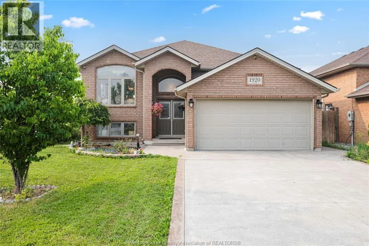 1920 MANITOBA STREET, Windsor, Ontario N9B3H8