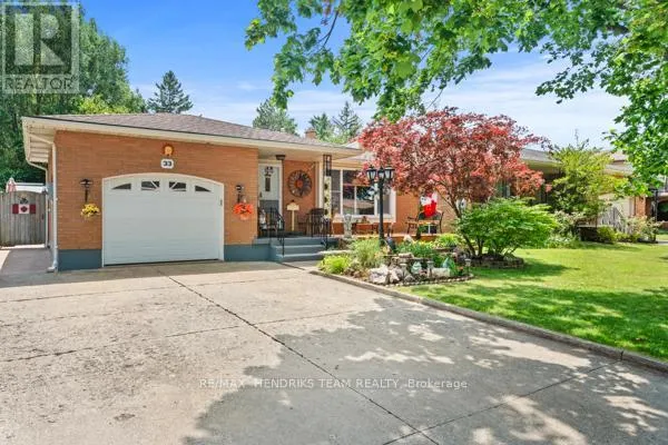 33 MEADOWBROOK CRESCENT, St. Catharines (Carlton/Bunting), Ontario L2M7G8