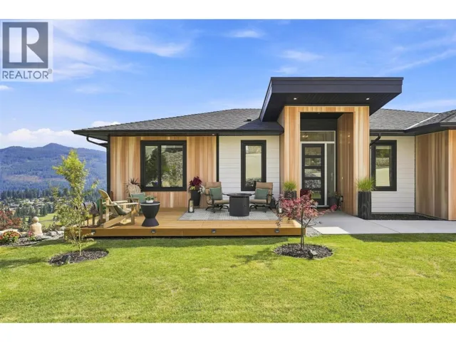 2486 HIGHLANDS Drive, South Shuswap, British Columbia V0E1H2