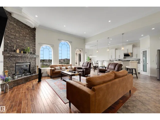 282 OZERNA RD NW, Edmonton, Alberta T5Z3M6