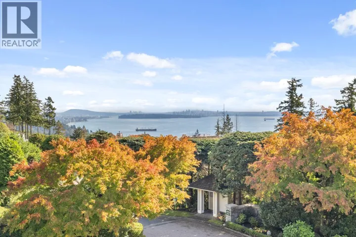 5401 WEST VISTA COURT, West Vancouver, British Columbia V7W3G8
