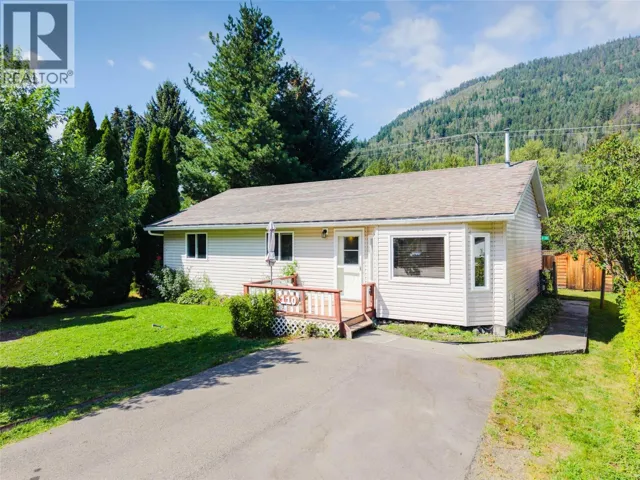 110 Davies Avenue, Salmo, British Columbia V0G1Z0