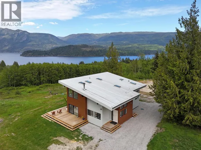 6400 CROWSTON ROAD, Sechelt, British Columbia V7Z0L1