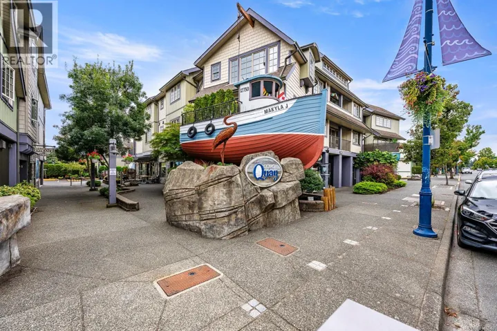 204 1705 Comox Ave, Comox, British Columbia V9M3M1