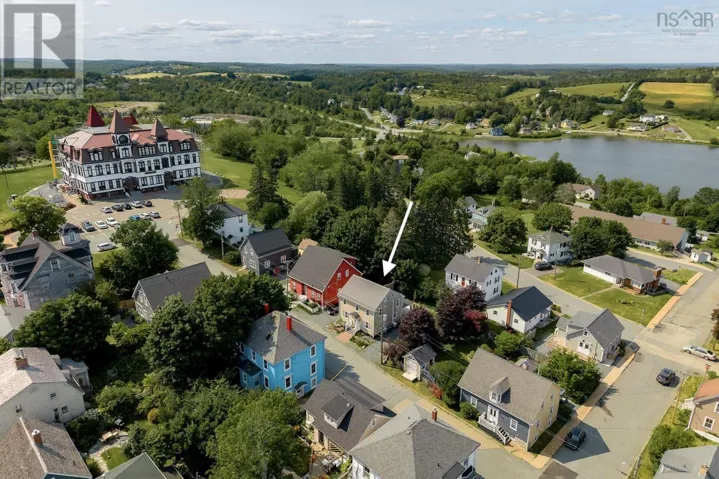 55 Lawrence Street, Lunenburg, Nova Scotia B0J2C0