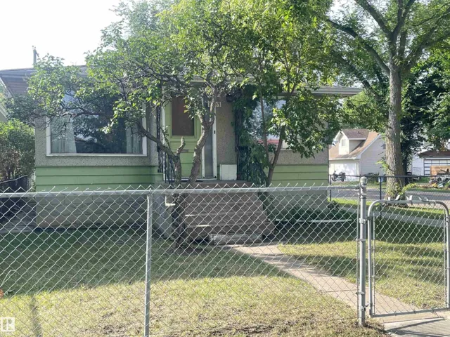 8759 81 AV NW, Edmonton, Alberta T6C0W5