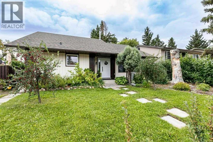 25 Valley Crescent, Lacombe, Alberta T4S1L1