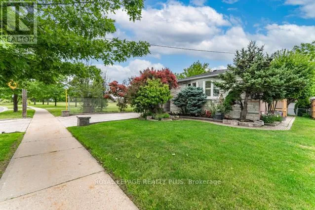 87 HULLMAR DRIVE, Toronto (Black Creek), Ontario M3N2E2