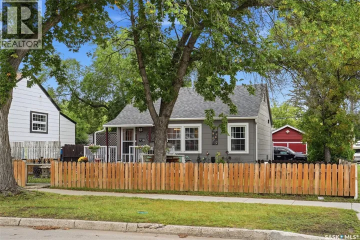 738 K AVENUE S, Saskatoon, Saskatchewan S7M2E6