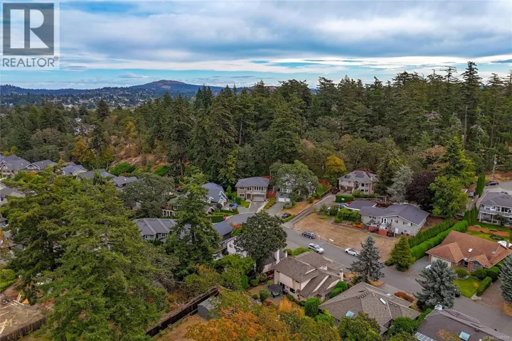 3847 Cardie Crt, Saanich, British Columbia V8Z7G8
