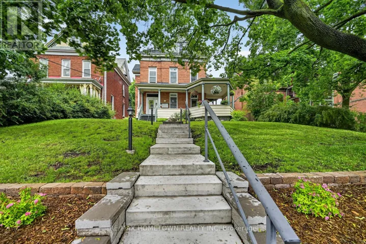98 PINE STREET, Brockville, Ontario K6V1G9