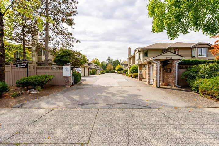 4 9727 152B STREET, Surrey, British Columbia V3R0G5