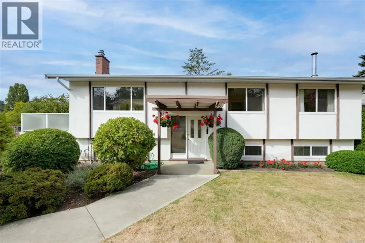 4218 Thornhill Cres, Saanich, British Columbia V8N3G5
