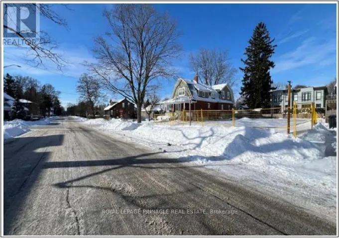 52 FOREST AVENUE, Mississauga (Port Credit), Ontario L5G1L2