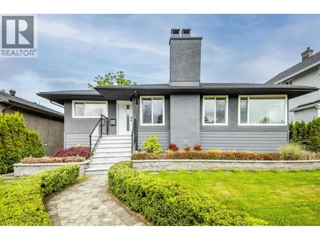 8647 10TH AVENUE, Burnaby, British Columbia V3N2S9