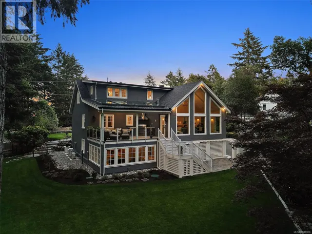 2535 Queenswood Dr, Saanich, British Columbia V8N1X4