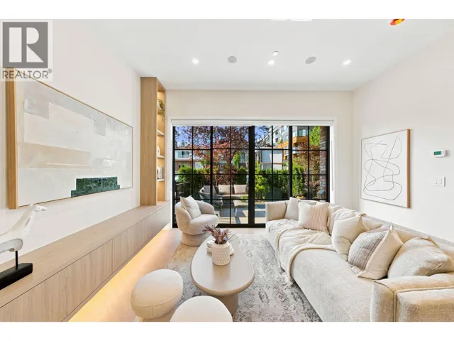 2 646 E 23RD AVENUE, Vancouver, British Columbia V5V1X8
